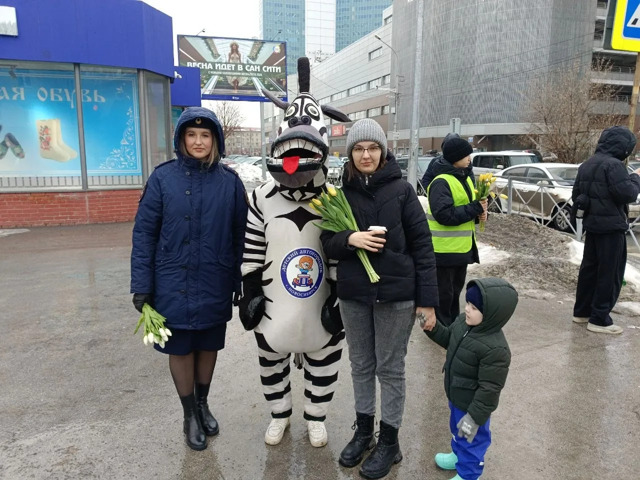 ПДД соблюдаешь - благодарность получаешь: в Новосибирске прошла уникальная профилактическая акция