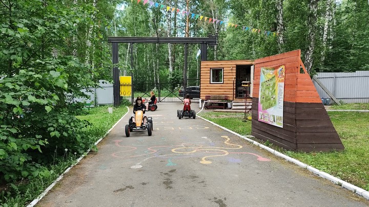 Безопасное лето в движении: МАУДО «Детский автогородок» провел занятие «Школа светофорных наук» в ЗООЦ «Смена»