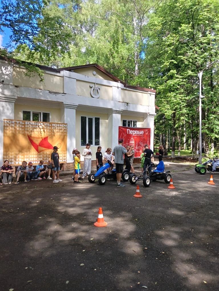 Безопасное лето: «Детский автогородок» провел урок ПДД для воспитанников лагеря «Зеленая республика»